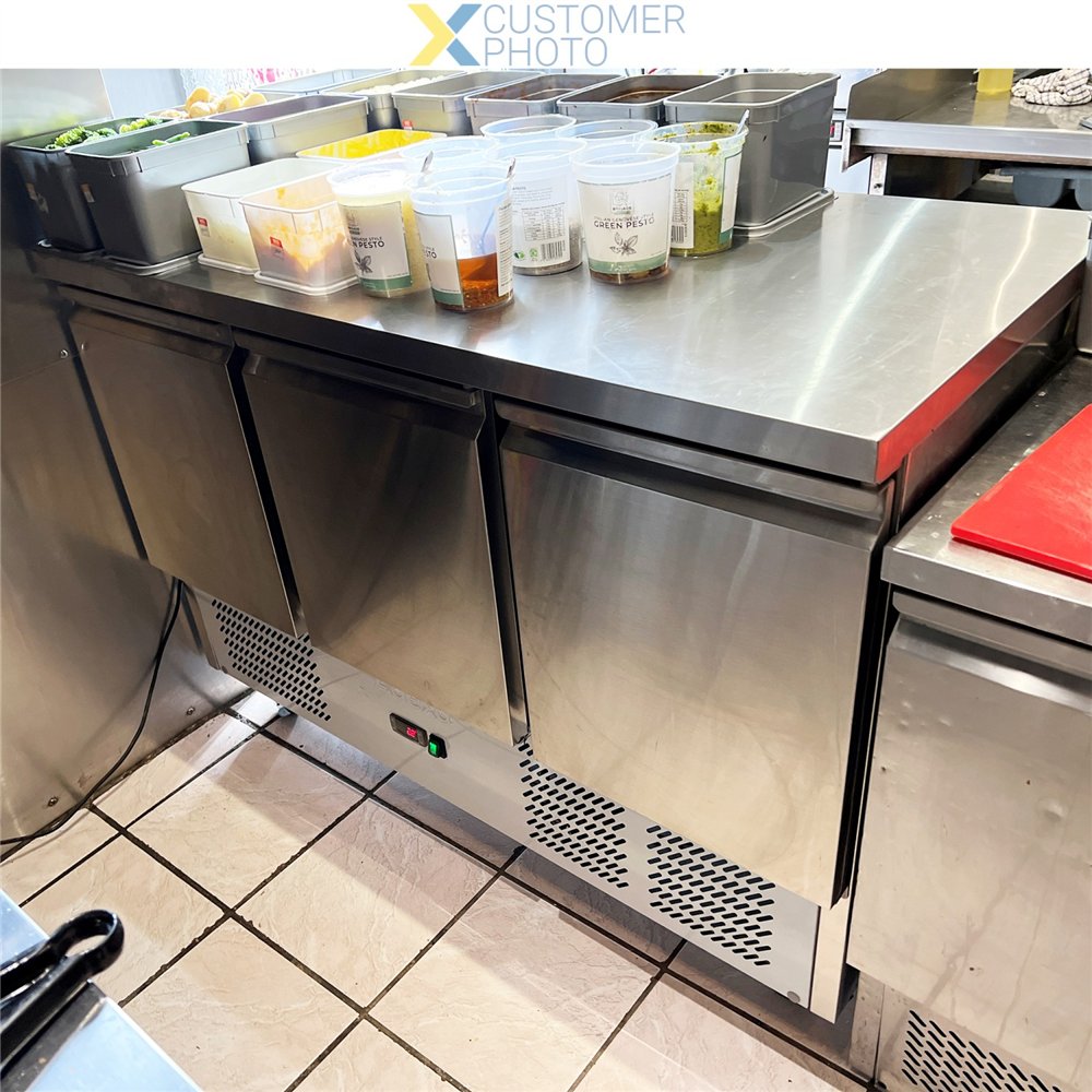 Professional Durable Refrigerated 3 doors Saladette Counter 3 doors Commercial For Commercial Kitchens